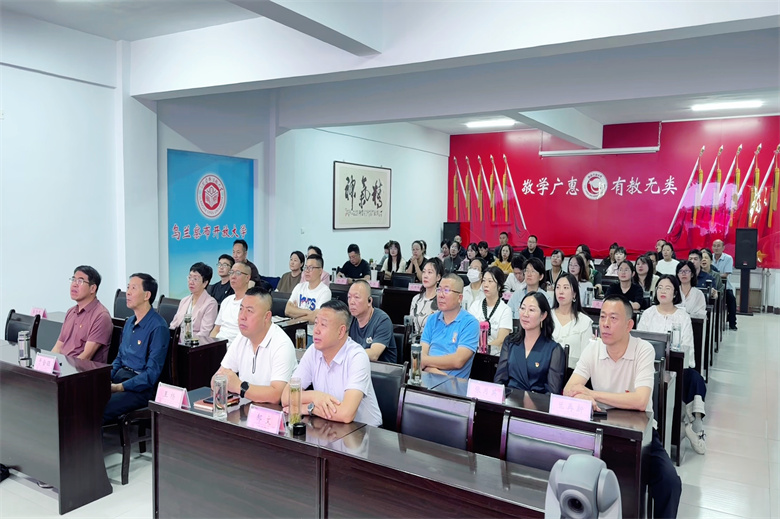 收看阅兵图片2.jpg 收看阅兵图片2.jpg
